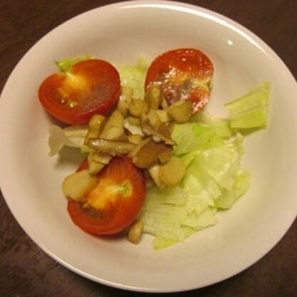 トマトはミディトマトしかなかったのでちょっと小さいです；　炒めたきのこがアクセントになって、美味しいサラダでした♪ありがとうございますっ。